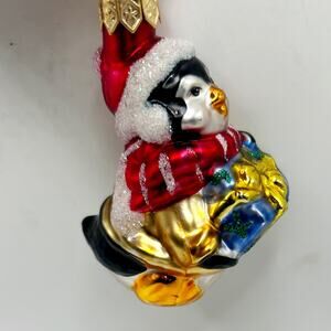Thomas Pacconi Classics 2002 GLASS ORNAMENT, Penguin Santa Hat With Gift, 3.5”